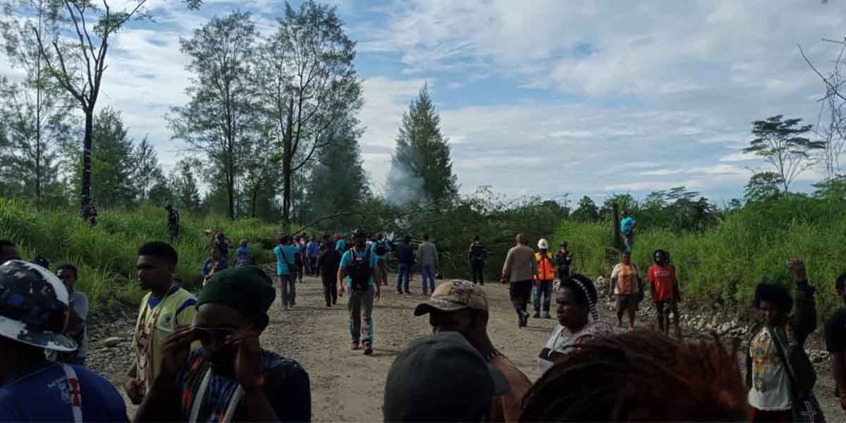 Aksi masyarakat pemilik hak ulayat Kampung Tsinga, Waa dan Aroanop memblokade jalan tambang PTFI di Mile Point 23, Selasa (29/12/2020). Foto: FPHS Tsingwarop
